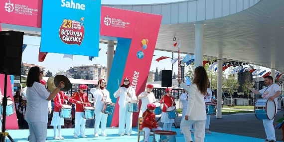 “Arı Maya” Kocaelili minikler için sahnede