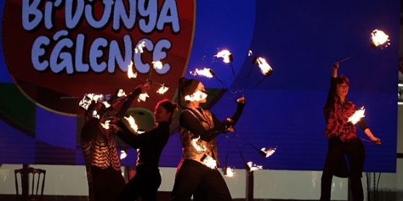 Ateş gösterisi izleyenleri büyüledi