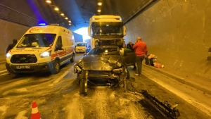 TEM'DE 8 ARAÇ ZİNCİRLEME KAZAYA KARIŞTI: 8 YARALI