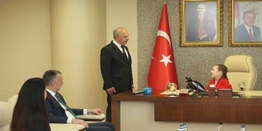 baskan-buyukakin-gelenegi-bozmadi-cocuk-bayraminda-baskan-damla-oldu-ejcVGScC.jpg