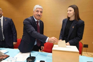 baskan-omeroglundan-ozgur-ozele-sert-tepki-Tu1HQLPz.jpg