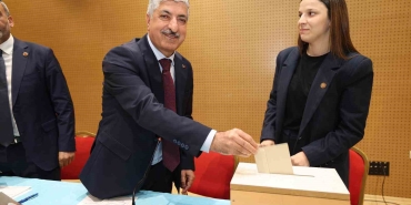 baskan-omeroglundan-ozgur-ozele-sert-tepki-Tu1HQLPz.jpg