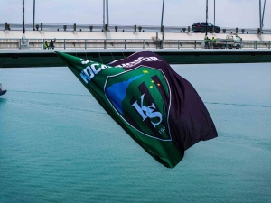 buyuksehir-taraftari-kirmadi-osmangazi-koprusune-dev-sampiyon-kocaelispor-bayragi-asildi-njXyMT9x.jpg