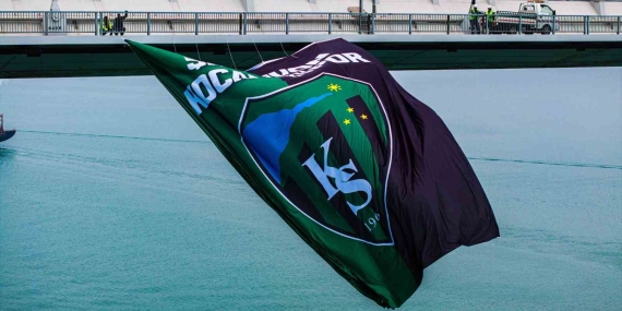 Büyükşehir, taraftarı kırmadı, Osmangazi Köprüsü’ne dev şampiyon Kocaelispor bayrağı asıldı