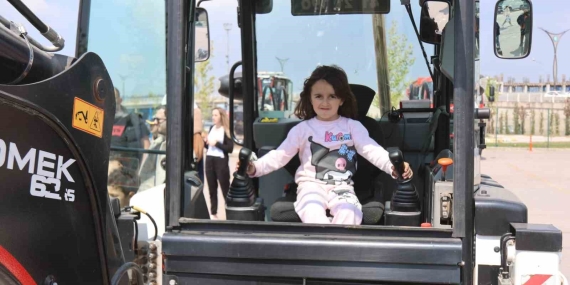 Çocuklar iş makinelerine binmenin heyecanını yaşadı