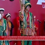 cumhurbaskani-erdogan-kartepe-belediyesi-cocuk-mehter-takimini-ilgiyle-izledi-jOdKFTEE.jpg