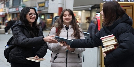 Cumhuriyet Bulvarı’nda kitap sürprizi