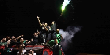 futbolcular-sampiyonlugu-taraftara-armagan-etti-MX38tp57.jpg