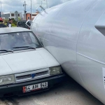 gaz-tankeri-yola-dustu-iki-otomobile-carpti-b5dU7J1v.jpg