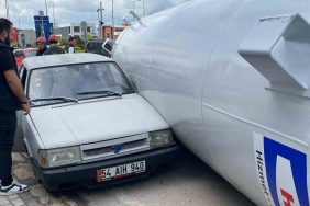 gaz-tankeri-yola-dustu-iki-otomobile-carpti-b5dU7J1v.jpg