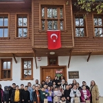 golcuk-belediye-baskani-ali-yildirim-sezer-golcukte-en-cok-kitap-okuyan-ogrencileri-odullendirdi-lrjG2iat.jpg