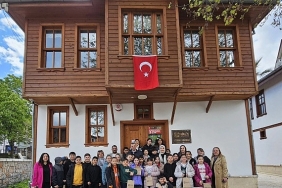 golcuk-belediye-baskani-ali-yildirim-sezer-golcukte-en-cok-kitap-okuyan-ogrencileri-odullendirdi-lrjG2iat.jpg