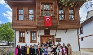 golcuk-belediye-baskani-ali-yildirim-sezer-golcukte-en-cok-kitap-okuyan-ogrencileri-odullendirdi-lrjG2iat.jpg