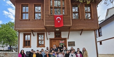 golcuk-belediye-baskani-ali-yildirim-sezer-golcukte-en-cok-kitap-okuyan-ogrencileri-odullendirdi-lrjG2iat.jpg