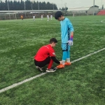 hakem-futbolcunun-kramponlarini-bagladi-MLykH71U.jpg