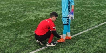 hakem-futbolcunun-kramponlarini-bagladi-MLykH71U.jpg
