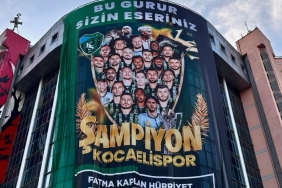 izmit-belediyesi-belsada-dev-kocaelispor-bayragini-dalgalandirdi-MUpGGmbH.jpeg