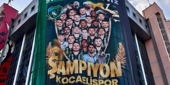 İzmit Belediyesi Belsa’da dev Kocaelispor bayrağını dalgalandırdı