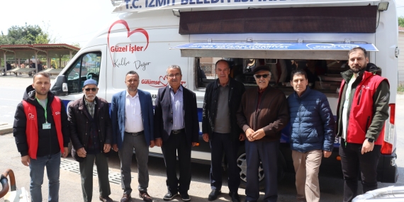 İzmit Belediyesi, Karaabdülbaki Mahalle Camii’nde Cuma Namazı sonrası ikramlarda bulundu