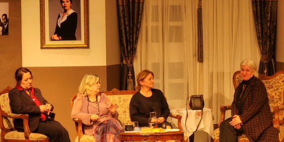 Kadınların tiyatro performansına tam not