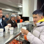 kocaeli-buyuksehir-belediyesi-hizir-41-ekipleri-kucukcekmecedeki-vatandaslara-corba-dagitti-8Hj2V3dQ.jpg