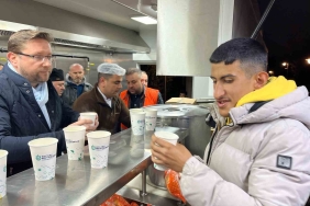 kocaeli-buyuksehir-belediyesi-hizir-41-ekipleri-kucukcekmecedeki-vatandaslara-corba-dagitti-8Hj2V3dQ.jpg