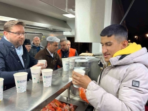 kocaeli-buyuksehir-belediyesi-hizir-41-ekipleri-kucukcekmecedeki-vatandaslara-corba-dagitti-8Hj2V3dQ.jpg