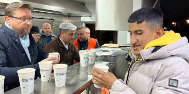 kocaeli-buyuksehir-belediyesi-hizir-41-ekipleri-kucukcekmecedeki-vatandaslara-corba-dagitti-8Hj2V3dQ.jpg