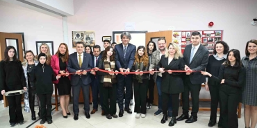 lise-ogrencileri-enver-ercanin-kitaplari-ile-yeni-bir-kutuphaneye-kavustu-ZqSrAMFC.jpg