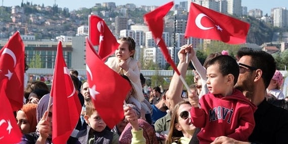 Milli İrade Meydanı çocukların neşesi ile cıvıl cıvıl