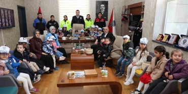 minik-ogrencilerden-polislere-surpriz-76gTlEd9.jpg