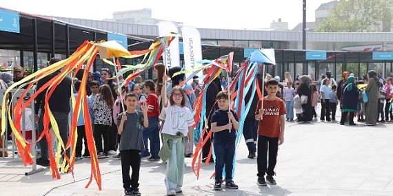 Rengârenk hayaller gökyüzü ile buluştu