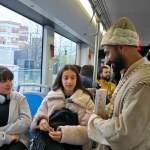 roman-kahramanlari-tramvaya-bindi-kitap-dagitti-aEmAXeTM.jpg