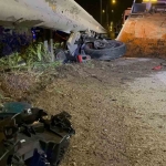seyir-halindeki-motosikletli-once-kamyonete-ardindan-bariyerlere-carparak-hayatini-kaybetti-Plm1mZIk.jpg