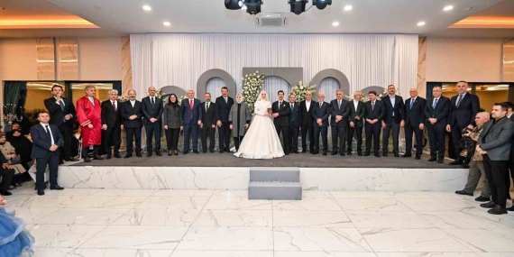 Siyasiler bu düğünde buluştu