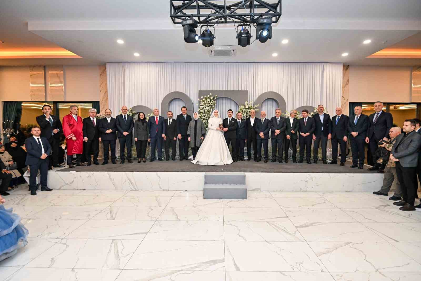 siyasiler-bu-dugunde-bulustu-axO322Dc.jpg