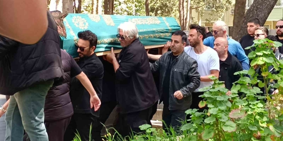 Tarkan annesine gözyaşları içinde veda etti