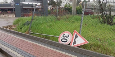 trafik-ve-yol-levhalarinin-onarimi-yapiliyor-5r9nta5K.jpg