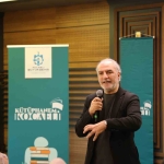 yazar-tufan-kitap-okumak-yerine-ekrana-baktiklari-bir-dunya-yasaniyor-dCYTIuQT.jpg