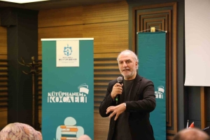 yazar-tufan-kitap-okumak-yerine-ekrana-baktiklari-bir-dunya-yasaniyor-dCYTIuQT.jpg