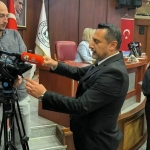 İZMİT BELEDİYESİ'NİN MECLİSİNDE BANTLI GÖNDERME