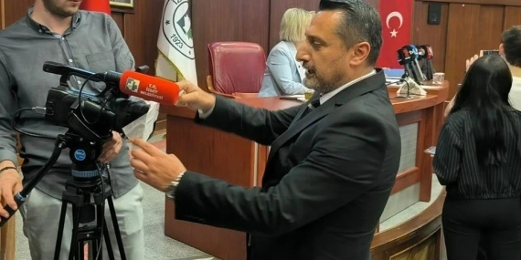 İzmit Belediyesi’nin meclisinde bantlı gönderme