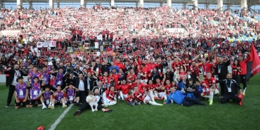 GENÇLİK VE SPOR BAKANI OSMAN AŞKIN BAK, TRENDYOL SÜPER LİG’E YÜKSELEN GENÇLERBİRLİĞİ’Nİ SOSYAL MEDYA HESABINDAN YAPTIĞI PAYLAŞIMINDA TEBRİK ETTİ.