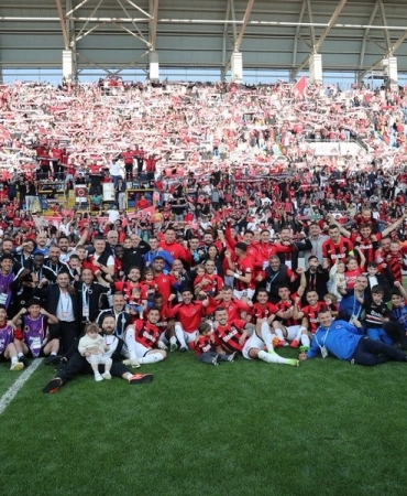 GENÇLİK VE SPOR BAKANI OSMAN AŞKIN BAK, TRENDYOL SÜPER LİG’E YÜKSELEN GENÇLERBİRLİĞİ’Nİ SOSYAL MEDYA HESABINDAN YAPTIĞI PAYLAŞIMINDA TEBRİK ETTİ.