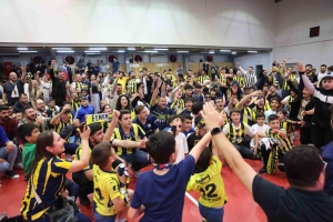 FENERBAHÇE'NİN AVRUPA ŞAMPİYONLUĞU DARICA'DA DEV EKRANA YANSITILDI
