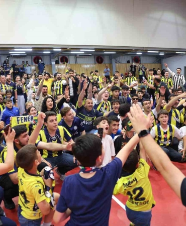 FENERBAHÇE'NİN AVRUPA ŞAMPİYONLUĞU DARICA'DA DEV EKRANA YANSITILDI