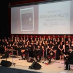 TÜRK HALK MÜZİĞİ KOROSU DİNLEYENLERİNİ ADETA KÜLTÜREL YOLCULUĞA ÇIKARDI