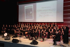 TÜRK HALK MÜZİĞİ KOROSU DİNLEYENLERİNİ ADETA KÜLTÜREL YOLCULUĞA ÇIKARDI