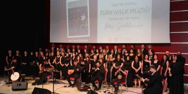 TÜRK HALK MÜZİĞİ KOROSU DİNLEYENLERİNİ ADETA KÜLTÜREL YOLCULUĞA ÇIKARDI