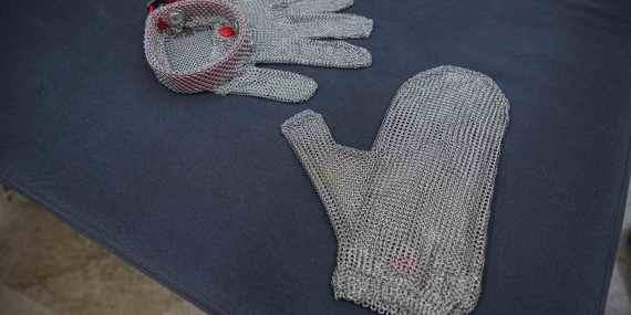 Acemi kasaplardan el kesilmelerine çelik eldiven çözümü